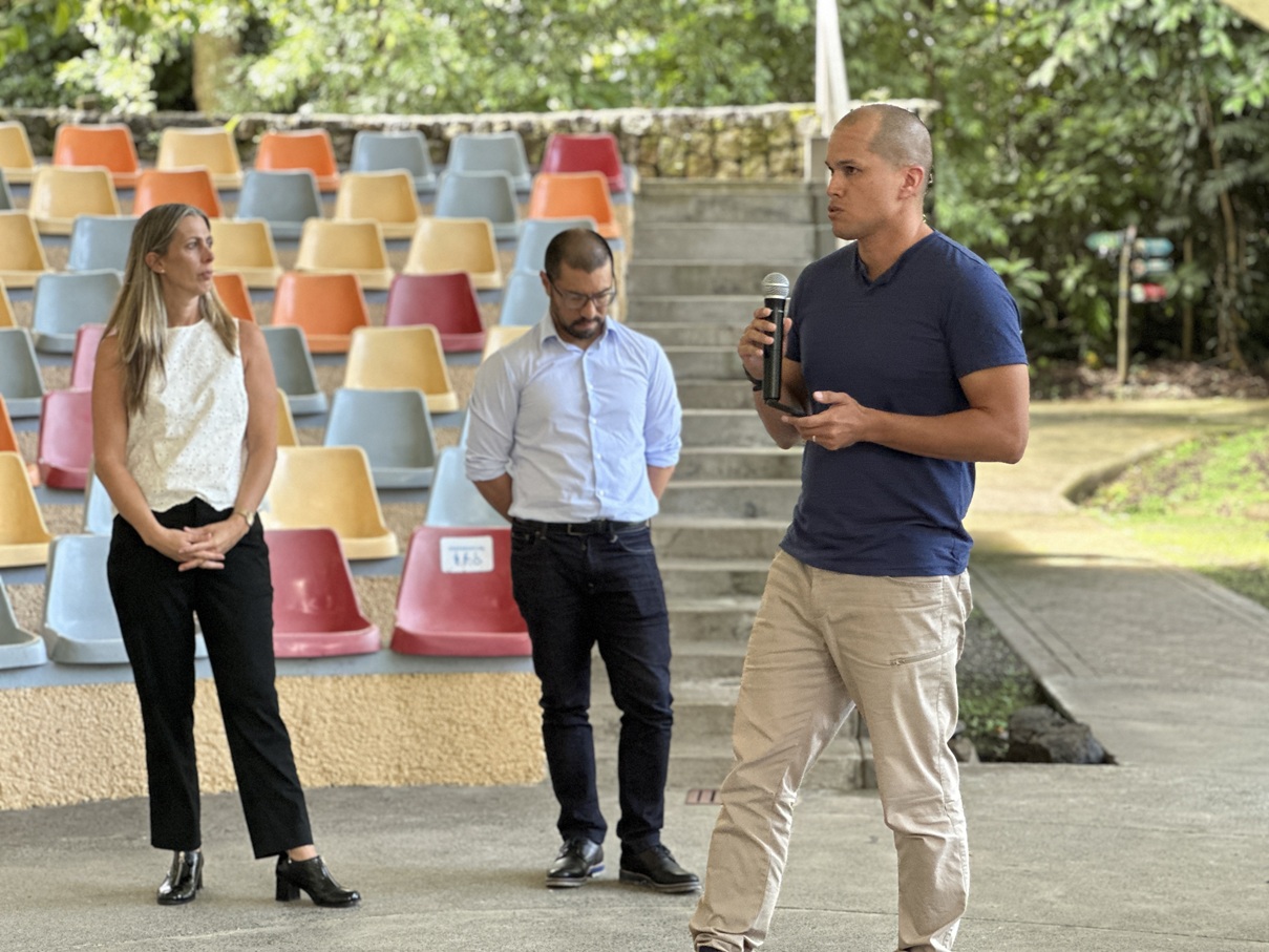 Un hombre exponiendo ante otras personas