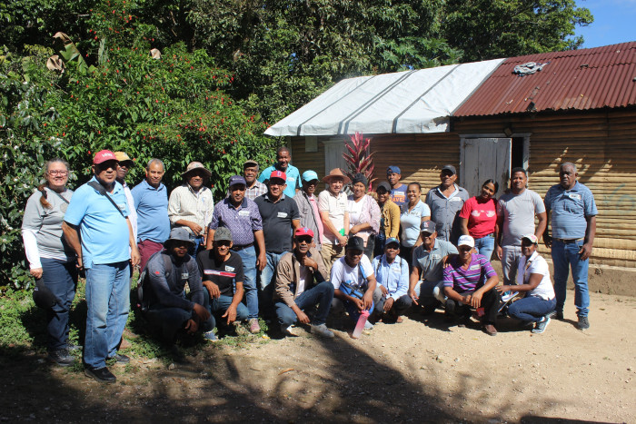 Participantes del taller de caminata en la Reserva de Biosfera UNESCO Jaragua-Bahoruco-Enriquillo 