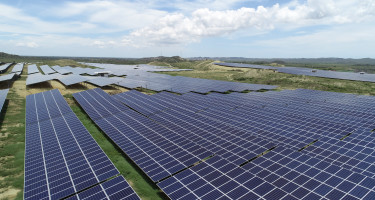 Vista de paneles solares en un espacio abierto